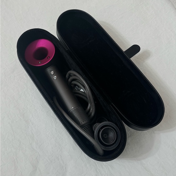 Dyson blow dryer | Like New - Picture 7 of 7